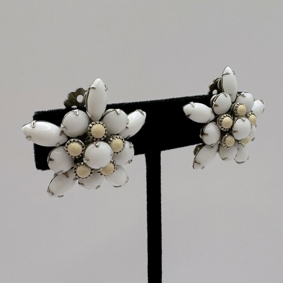 VINTAGE Milk Glass Star Flower Brooch & Clip-On Earring Set - Picture 9 of 17